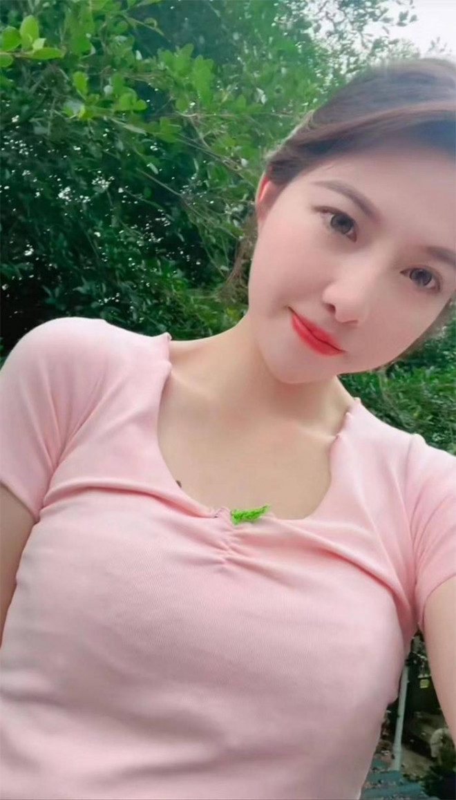 Yumei là cô gái bán cá tại một khu chợ ở Tứ Xuyên, Trung Quốc. Trên trang cá nhân, cô thường xuyên đăng tải những đoạn clip ghi lại công việc bán cá và cuộc sống bình dị ở chợ.