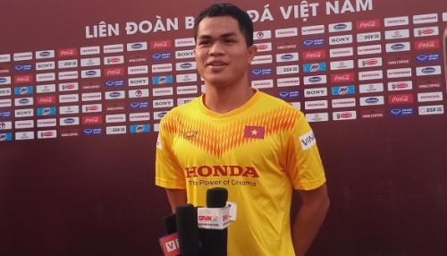 Quang Nho chia sẻ: “Em không bao giờ kể khổ với bất kì ai, em sẽ cố gắng chứng minh trên sân cỏ, tự bản thân mình cố gắng dành dụm. Nhất định sau này em sẽ xây cho cha mẹ em một căn nhà khang trang hơn, cha mẹ em sẽ không phải lo lắng khi có mưa lũ nữa.”