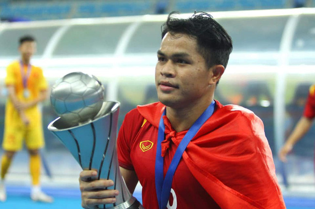 Từng mắc COVID-19 sau trận đấu với U23 Singapore nhưng đội trưởng đội tuyển U23 Việt Nam vẫn cố gắng tập luyện, ăn uống mong muốn nhanh hồi phục sức khỏe để có thể tiếp tục tham gia thi đấu cùng đồng đội.