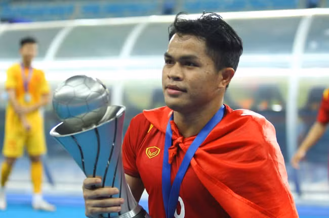 Từng mắc COVID-19 sau trận đấu với U23 Singapore nhưng đội trưởng đội tuyển U23 Việt Nam vẫn cố gắng tập luyện, ăn uống mong muốn nhanh hồi phục sức khỏe để có thể tiếp tục tham gia thi đấu cùng đồng đội.