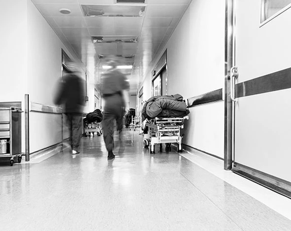 Nam sinh 19 tuoi chet tham khi giup ba cu day xe hang len doc-Hinh-5