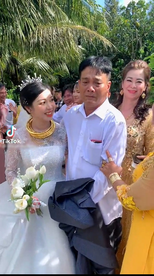 Mới đây trên mạng xã hội, đoạn clip TikTok ghi lại cảnh người bố lại không giấu được những giọt nước mắt trong ngày con gái đi lấy chồng khiến ai cũng xúc động nghẹn ngào.