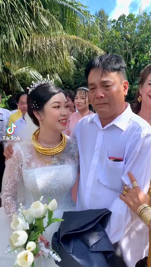 Cụ thể, tài khoản TikTok có tên K.A.L mới đây đã đăng tải khoảnh khắc cảm động tại một đám cưới ở miền Tây. Trong khi mọi người xung quanh tươi cười thì bố cô dâu gây sự chú ý vì gương mặt mếu máo, chỉ trực trào rơi nước mắt.