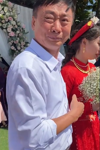 Trên kênh TikTok P.T, cô dâu cũng đã chia sẻ lại khoảnh khắc xúc động và nhắn nhủ: "Cảm ơn cha đã nuôi dạy con suốt 24 năm qua, tuy lấy chồng gần nhưng cha khóc nhiều lắm nên con biết cha thương con nhiều như thế nào. Cảm ơn cha mẹ vì tất cả".