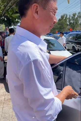 Có lẽ, ông bố trên đã rất yêu thương và chiều chuộng cô con gái nhỏ cho nên giờ đây khi con phải xa gia đình để bước vào cuộc sống mới thì ông sợ con phải chịu thiệt thòi. Tuy bình thường bố rất mạnh mẽ nhưng khi con gái đi lấy chồng thì bố lại trở nên yếu đuối, bịn rịn chẳng muốn xa con.