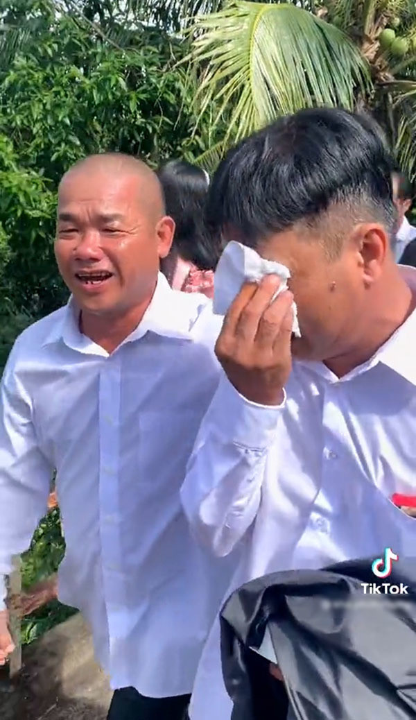 Chú rể và cô dâu thấy vậy liền đưa khăn giấy cho bố lau đi những giọt nước mắt. Chứng kiến giây phút 2 cha con bịn rịn, ông thông gia đã lên tiếng trêu đùa "ông làm như tôi bắt con gái ông luôn vậy trời" khiến mọi người ai cũng phải bật cười.