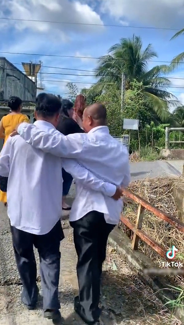 Có lẽ, người bố chồng này cũng rất hiền lành, tính tình thoải mái cho nên mới tới an ủi, động viên ông thông gia như những người bạn thân như vậy.