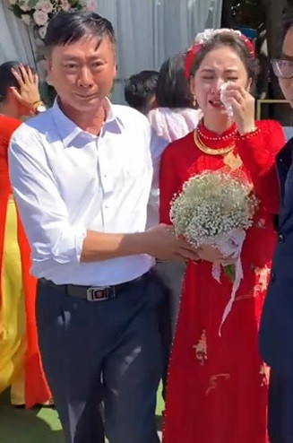 Ngay sau khi được chia sẻ, đoạn video đã nhận được sự quan tâm của nhiều người. Ai cũng rất đồng cảm với cảm xúc của người cha khi tiễn cô công chúa cưng của mình về nhà chồng.