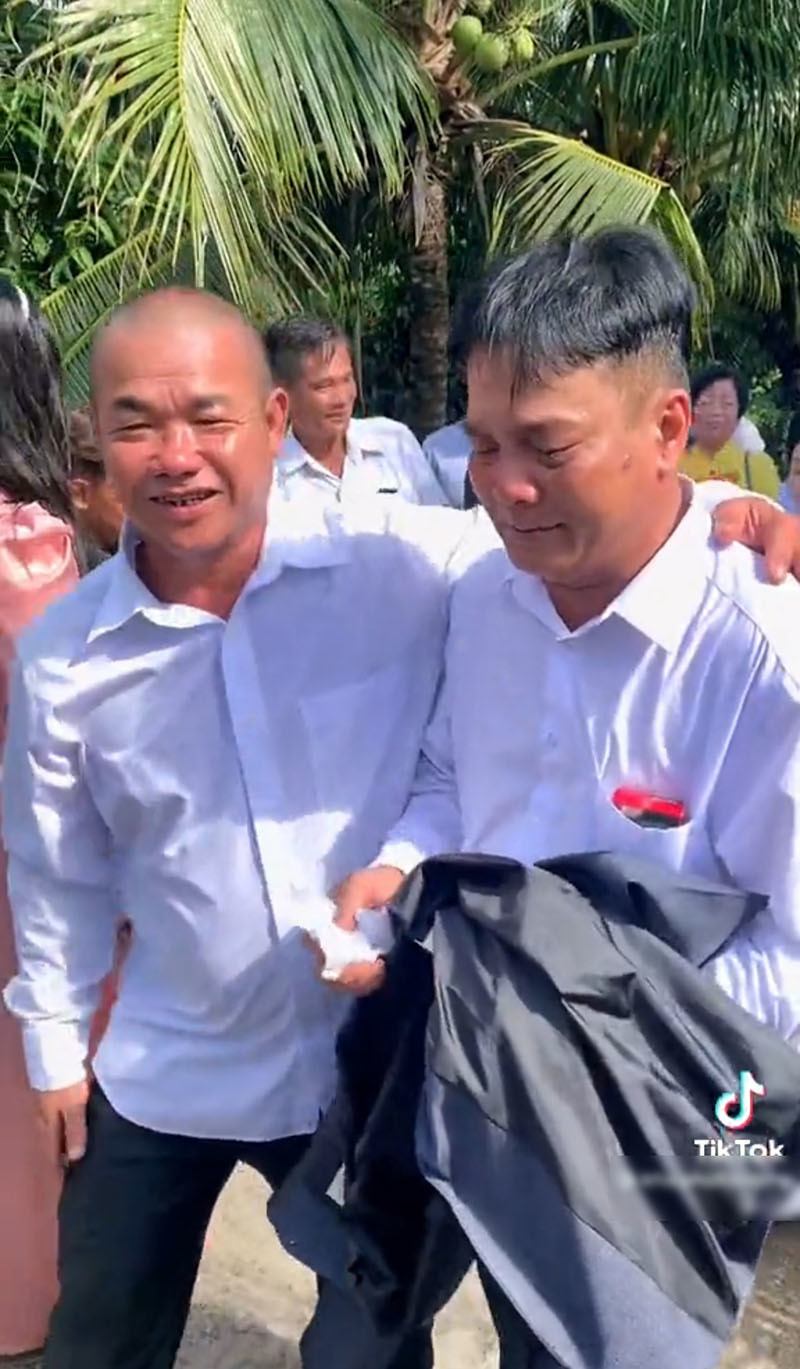 Ngay sau đó, ông thông gia đã lập tức đi đến khoác vai người bố để động viên. Bố chú rể nhắn nhủ bố cô dâu: "Thôi, về đây là coi như hạnh phúc rồi". Nghe được lời an ủi của ông thông gia, có lẽ người bố cũng an tâm phần nào khi để con gái ở lại nhà chồng.