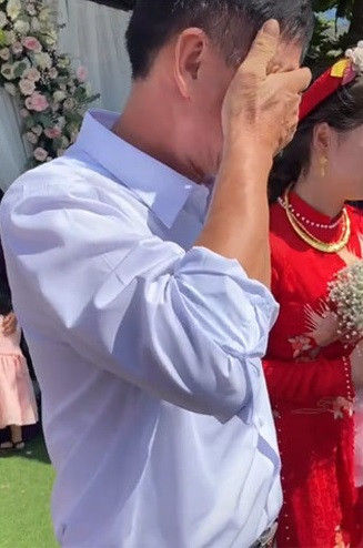 Việc những ông bố khóc khi tiễn con gái đi lấy chồng đã không còn là điều gì xa lạ. Trước đó, một người bố cũng từng gây xúc động khi khóc đỏ mắt trong lúc đưa con gái lên xe hoa về nhà chồng. Cụ thể đó là đám cưới của cô dâu Minh Trang (sinh năm 1993, quê Đồng Nai) và Quốc Huy (sinh năm 1990, quê Nam Định).