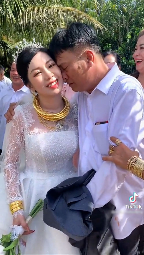 Lúc ấy, gương mặt bố vẫn toát lên vẻ buồn bã, nước mắt tuôn rơi. Có lẽ vì thương con gái khi phải đi lấy chồng, ông bố đã dựa đầu vào cô công chúa, chẳng muốn con rời xa mình.