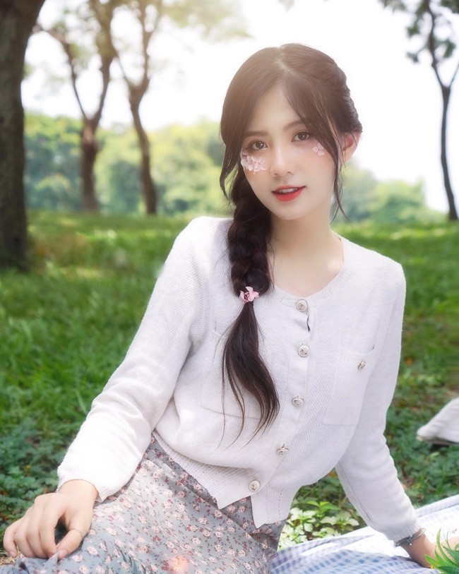 Dù từng bị gia đình ngăn cản nhưng Quỳnh Trang vẫn quyết tâm theo đuổi ước mơ. Cô nàng học nghệ thuật song song với việc học văn hóa.