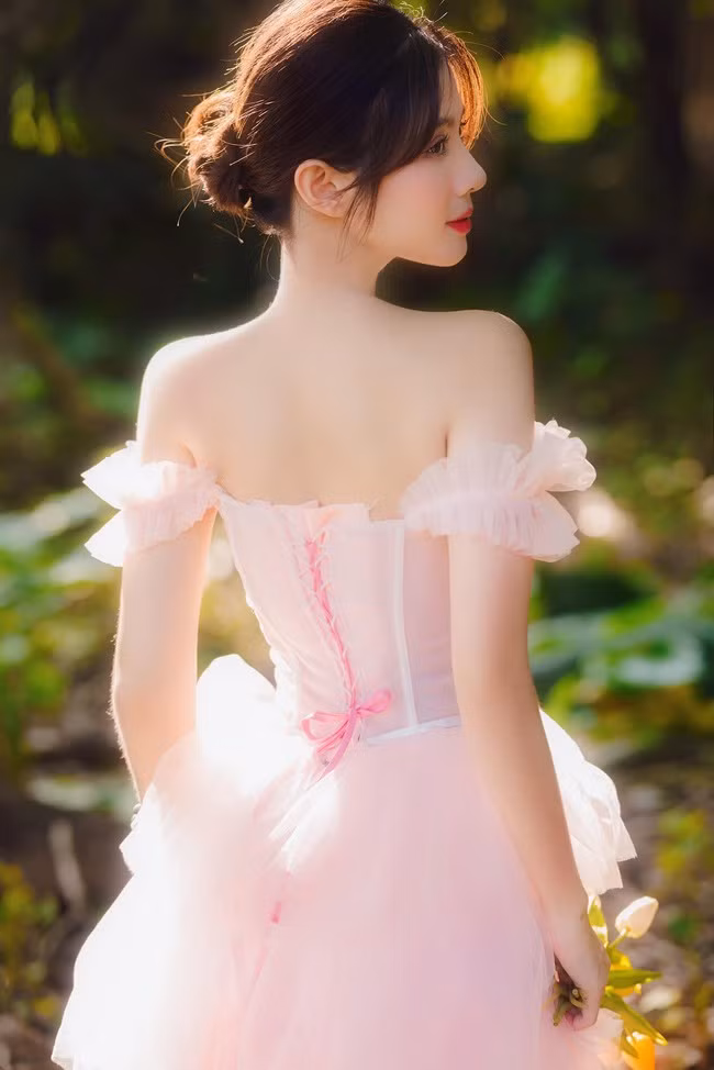 Trước đó, Quỳnh Trang đã từng được biết đến với bức hình chụp lén để lộ góc nghiêng xinh đẹp. Hình ảnh đó được chụp trong một lần cô nàng tham dự sự kiện.