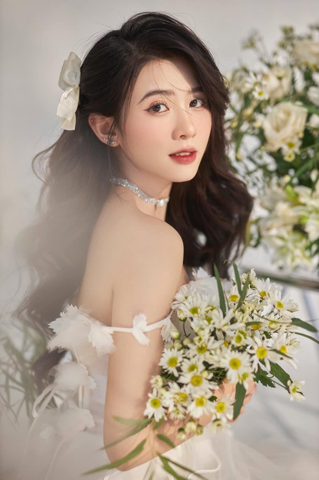 Quỳnh Trang của hiện tại không có nhiều sự thay đổi về nhan sắc cũng như phong cách. Cô nàng sở hữu gương mặt thanh tú, vẻ đẹp trong trẻo cùng gu thời trang nhẹ nhàng, tinh tế.