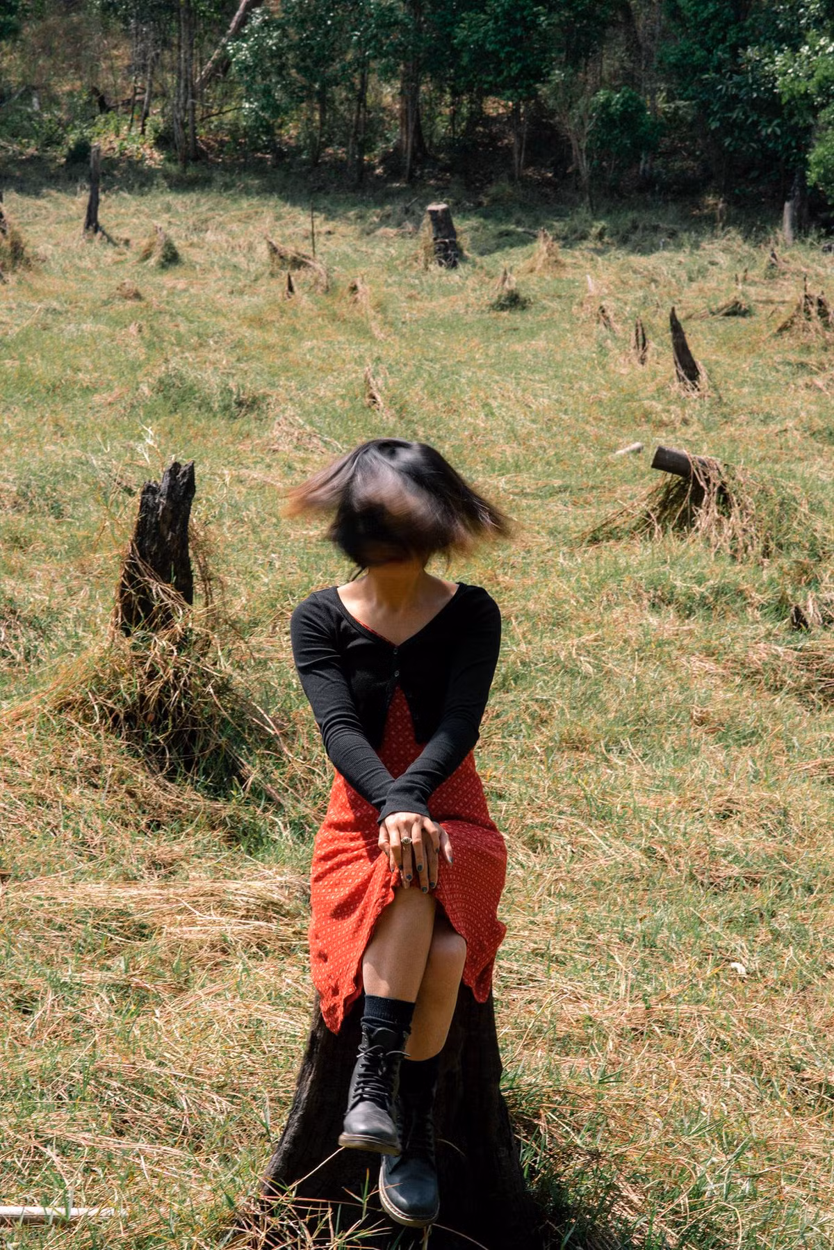 Chủ bài đăng cho biết thêm, cô chụp hình sống ảo ở loạt địa điểm nổi tiếng tại Đà Lạt như: Phân viện sinh học, biệt phủ Trần Lệ Xuân, thác Ankroet, đồi hoa bất tử, hồ Tuyền Lâm...