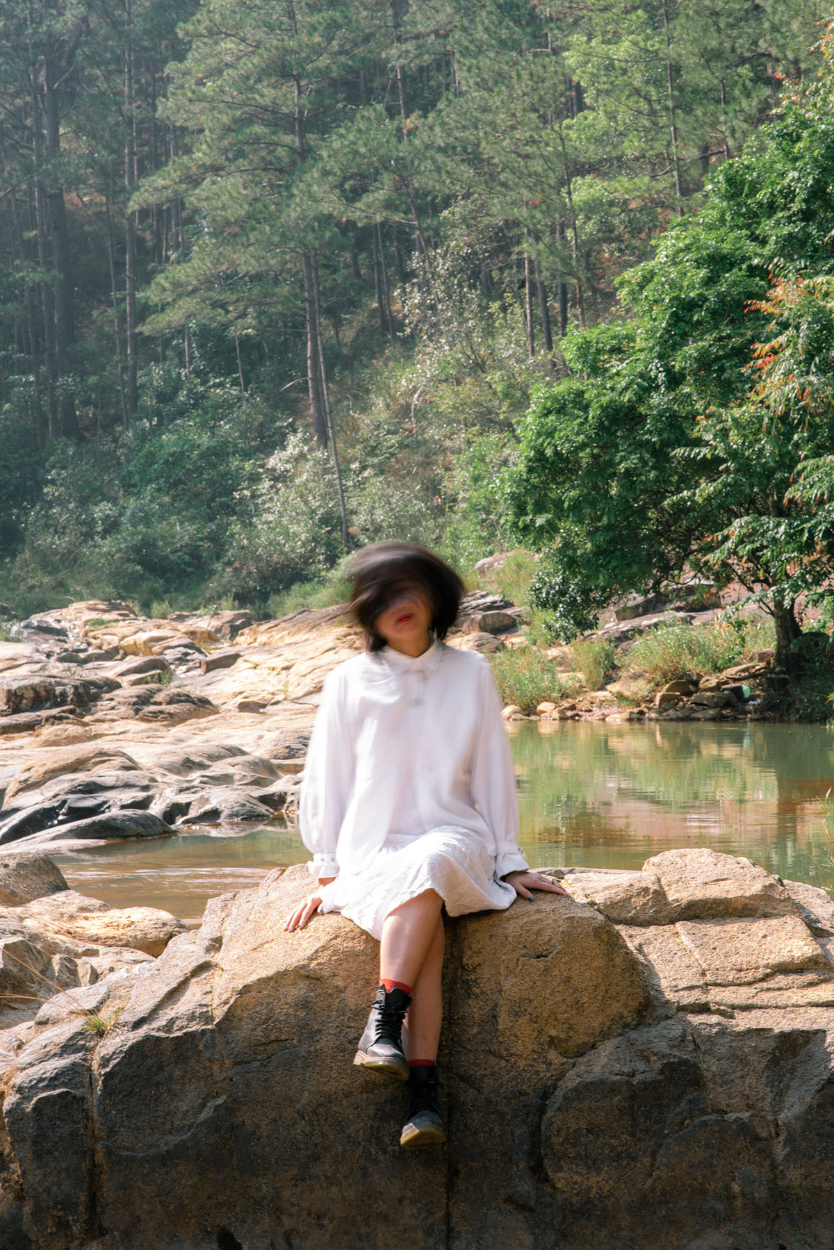 Thành phẩm chính trong bộ ảnh check-in Đà Lạt đang được truyền tay nhau đó là những tấm hình trông vừa "nghệ", cũng vừa "rùng rợn" khi không nhìn rõ mặt nữ chính.