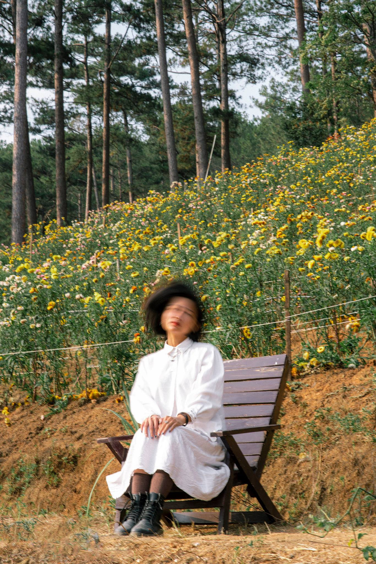 Xem ảnh của cô gái, dân mạng không nhịn được cười vì tấm nào cũng thấy cô nàng… lắc đầu, hất tóc muốn chóng mặt.