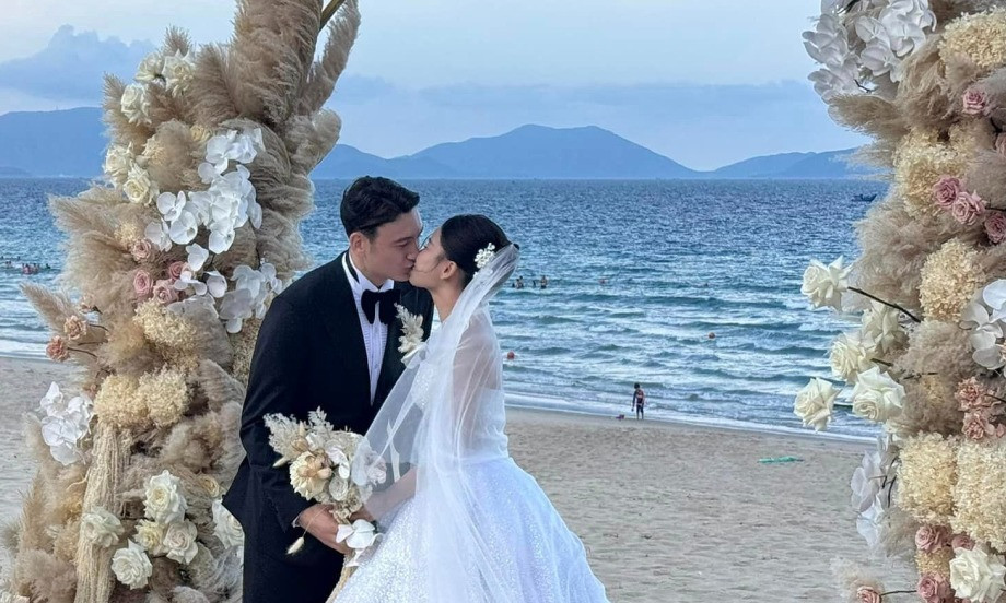 Trước đây, thủ môn Đặng Văn Lâm và vợ ở căn chung cư cao cấp tại TP.HCM nhưng mới đây khi thủ thành Việt kiều đổi CLB thi đấu, cặp đôi ra sống tại căn biệt thự đảo bạc tỷ nằm ở Ecopark, Hưng Yên.