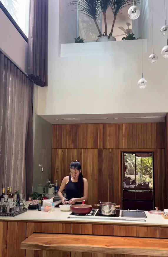 Trên trang cá nhân, các thành viên trong gia đình Văn Lâm - Yến Xuân đã cập nhật khá nhiều hình ảnh về căn biệt thự đắt đỏ mà cặp đôi đang ở.