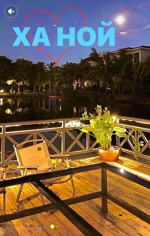 Biệt thự nằm bên bờ hồ, còn có sân vườn xanh mát. Thời gian rảnh rỗi, Văn Lâm thường tưới cây ngoài vườn như cách để thư giãn.