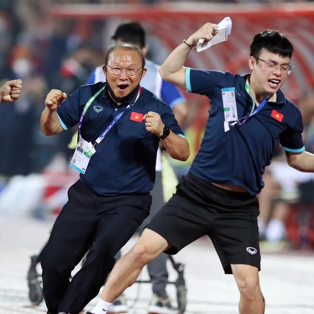 HLV Park Hang Seo gắn bó với bóng đá Việt Nam từ năm 2017. Từ đó đến nay, các cổ động viên đã được chứng kiến rất nhiều thành công ngoài mong đợi như Á quân U23 châu Á 2018, cú đúp huy chương vàng SEA Games năm 2019 và 2022, vô địch AFF Cup 2018…