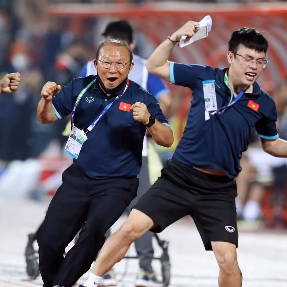 HLV Park Hang Seo gắn bó với bóng đá Việt Nam từ năm 2017. Từ đó đến nay, các cổ động viên đã được chứng kiến rất nhiều thành công ngoài mong đợi như Á quân U23 châu Á 2018, cú đúp huy chương vàng SEA Games năm 2019 và 2022, vô địch AFF Cup 2018…