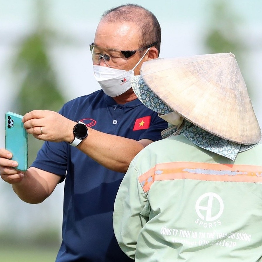 Ngoài ra, trang cá nhân của vị HLV này đã nhanh chóng có hơn 19.000 người theo dõi chỉ sau 14 giờ đăng clip thông báo việc có tài khoản mạng xã hội.