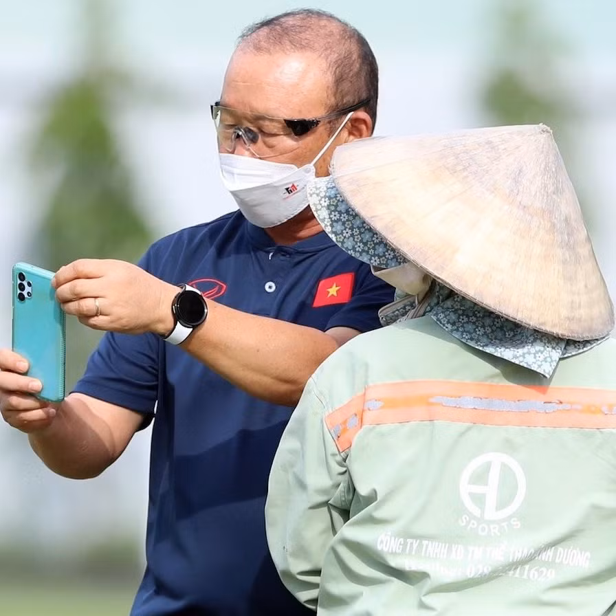 Ngoài ra, trang cá nhân của vị HLV này đã nhanh chóng có hơn 19.000 người theo dõi chỉ sau 14 giờ đăng clip thông báo việc có tài khoản mạng xã hội.