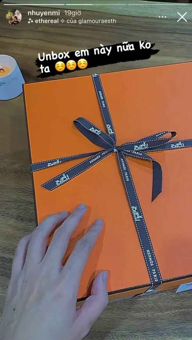 Với chiếc đầu tiên - Kelly II Sellier 25, Huyền Mi tiết lộ đây là chiếc thứ 3 tại store còn với chiếc thứ 2, chị vợ của cầu thủ Duy Mạnh chỉ chia sẻ ngắn gọn: "Unbox em này nữa không ta?".