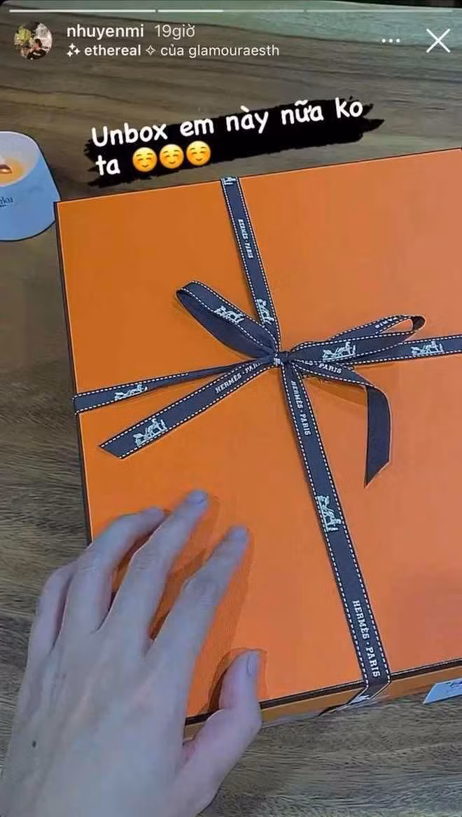 Với chiếc đầu tiên - Kelly II Sellier 25, Huyền Mi tiết lộ đây là chiếc thứ 3 tại store còn với chiếc thứ 2, chị vợ của cầu thủ Duy Mạnh chỉ chia sẻ ngắn gọn: "Unbox em này nữa không ta?".