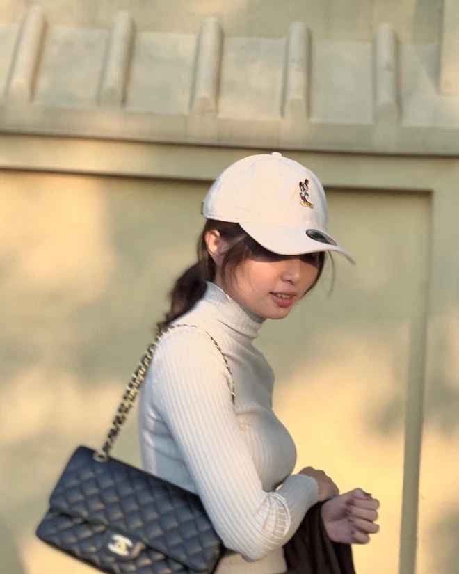 Tuy kín tiếng hơn cô em Quỳnh Anh nhưng Huyền Mi cũng sở hữu kho đồ hiệu khá đồ sộ