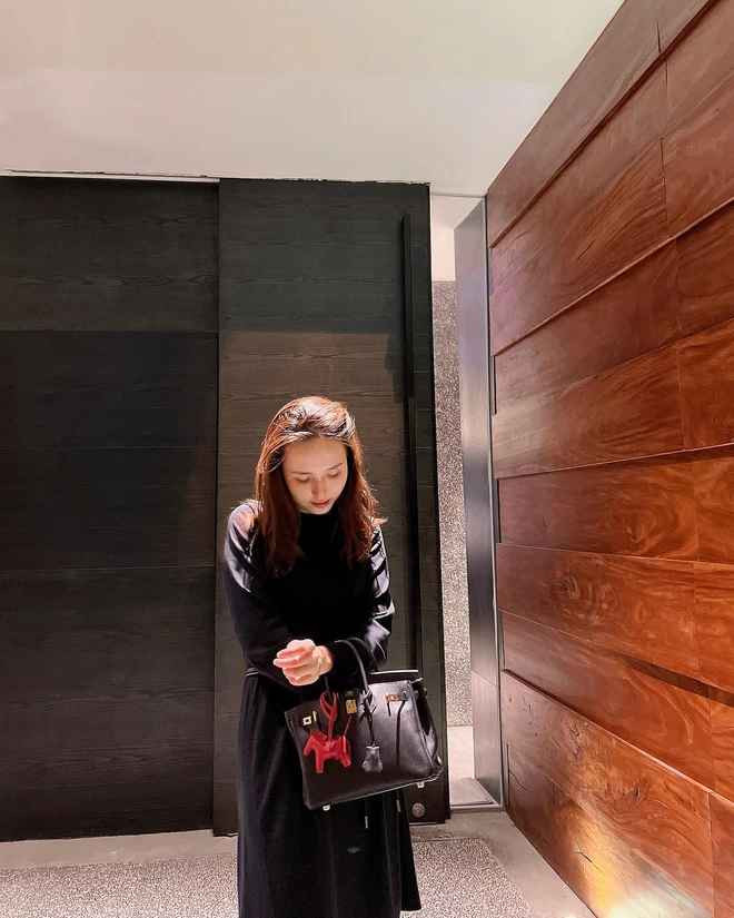 Dù không tăng vọt như Chanel nhưng Hermes cùng các ông lớn khác ở làng thời trang cũng có những sự thay đổi nhất định về giá sản phẩm của mình, dao động từ 13% - 29%/ mẫu sản phẩm, nhất là những sản phẩm kinh điển.