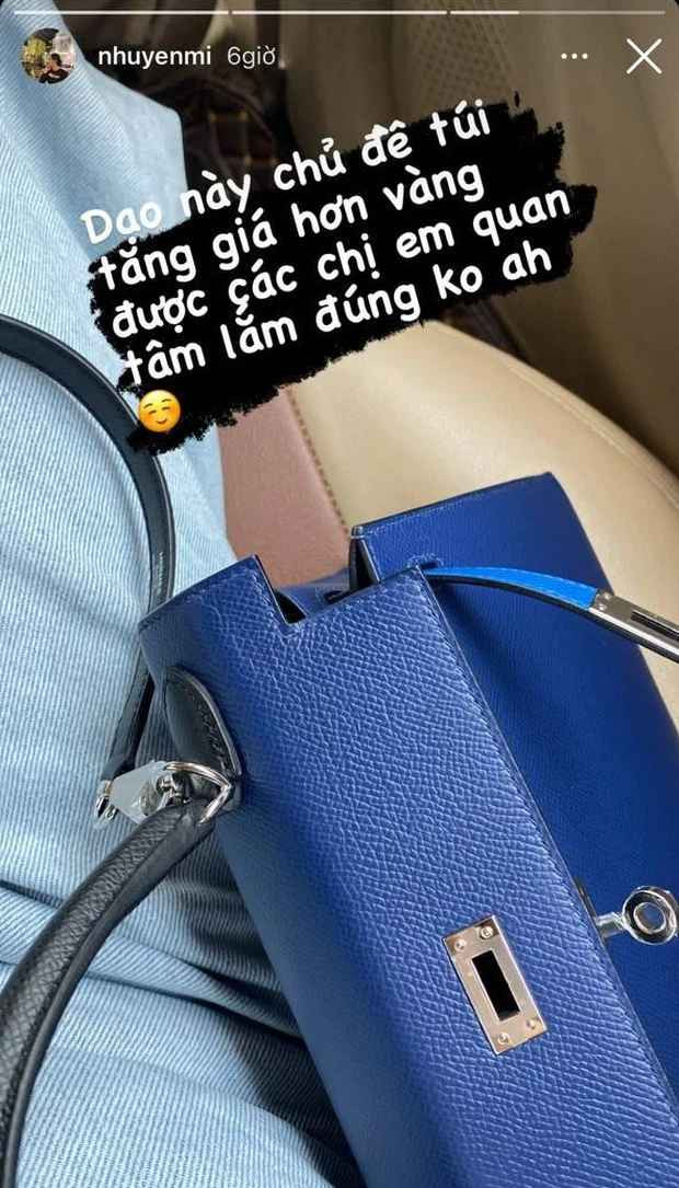Ngoài ra, chị gái của bà xã Duy Mạnh cũng cập nhật tình hình đầu tư túi xách: "Dạo này chủ đề túi tăng giá hơn vàng được các chị em quan tâm lắm đúng không ạ?" và đính kèm ảnh một chiếc Hermes màu navy.