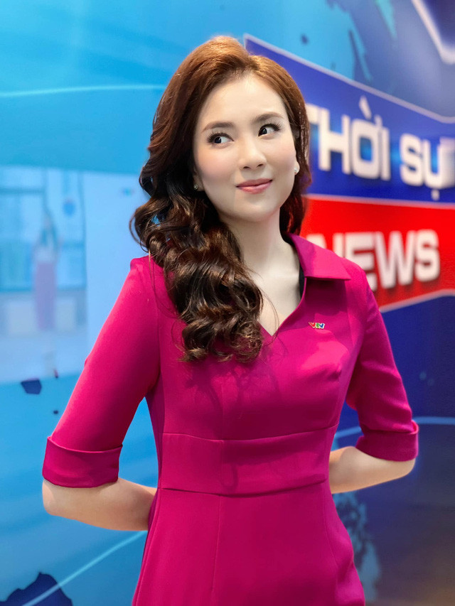 Tranh thủ những ngày đẹp trời, nữ BTV, MC xinh đẹp của VTV đã diện một chiếc váy len có màu hồng nổi bật.