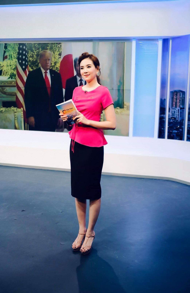 Mai Ngọc không hổ danh cô chủ của shop thời trang Weather Girl khi mỗi lần lên sóng đều diễn những bộ đồ chẳng đụng nhau lần nào.