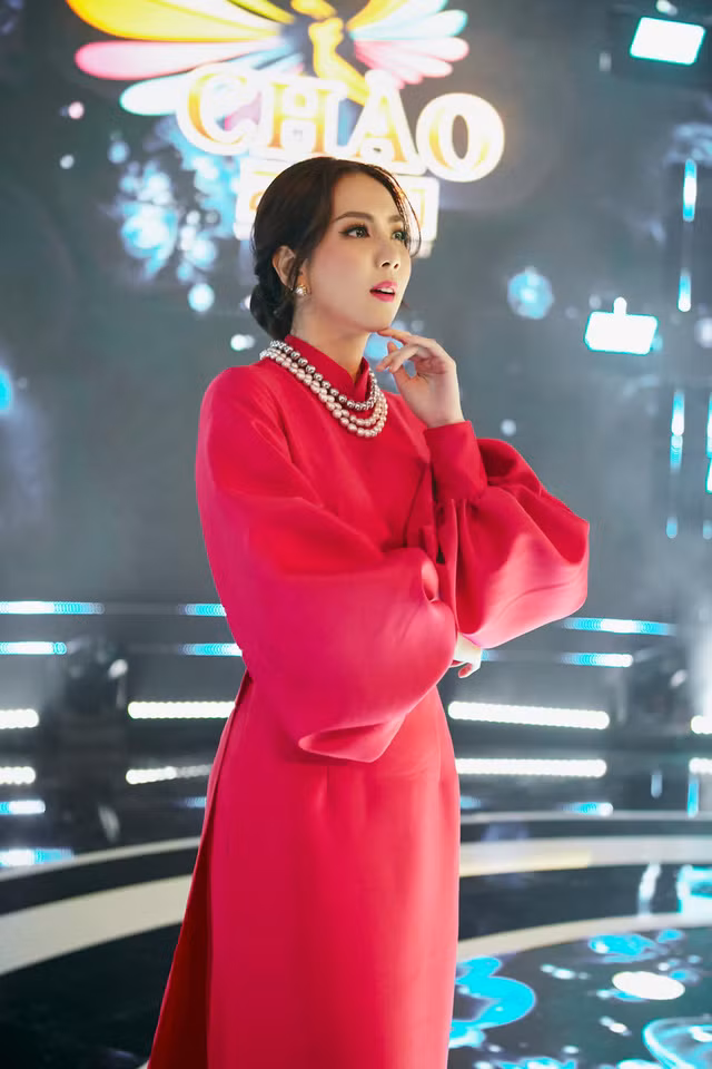 Và một điều khá thú vị khi trong các trang phục dẫn của Mai Ngọc, cũng có rất nhiều bộ màu hồng cánh sen nổi như vậy.