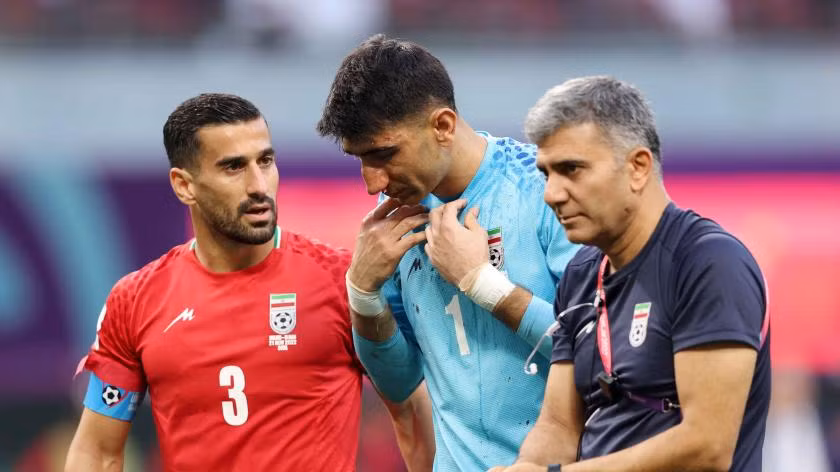 Theo quy định, các nhân viên y tế sẽ kiểm tra xem cầu thủ có bất kỳ vết thương nào rõ ràng hay không, quan sát các triệu chứng chóng mặt hoặc ốm yếu. Sau đó, họ kiểm tra tình trạng chấn thương, có thể đánh giá lại bằng video để tìm bất kỳ triệu chứng bất tỉnh nào.