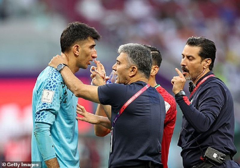Tác động mạnh khiến thủ môn Beiranvand chấn thương vùng mặt. Tuyển thủ Iran chảy máu mũi, bị choáng. Trọng tài đã nhanh chóng cho dừng trận đấu.