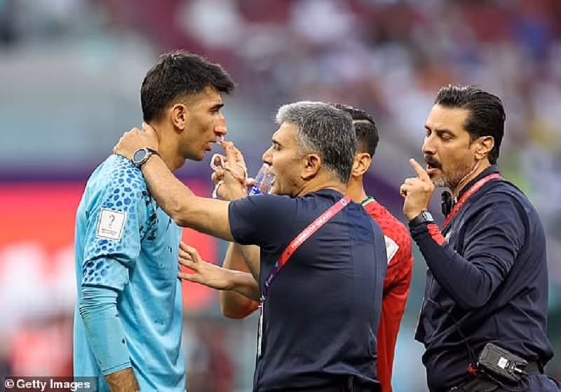 Tác động mạnh khiến thủ môn Beiranvand chấn thương vùng mặt. Tuyển thủ Iran chảy máu mũi, bị choáng. Trọng tài đã nhanh chóng cho dừng trận đấu.