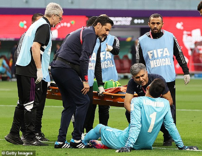 Sau khi được các nhân viên y tế sơ cứu, theo dõi, thủ thành của Iran vẫn tiếp tục thi đấu mặc dù trông anh có vẻ choáng váng và có triệu chứng bị chấn thương, chảy máu mũi.