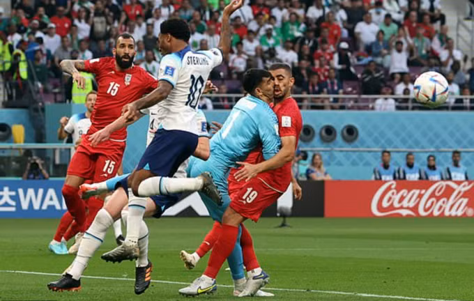 Thủ môn Alireza Beiranvand của Iran vừa bị chấn thương đầu sau cú va chạm mạnh với đồng đội trong hiệp một trận đấu với Anh tại World Cup 2022.