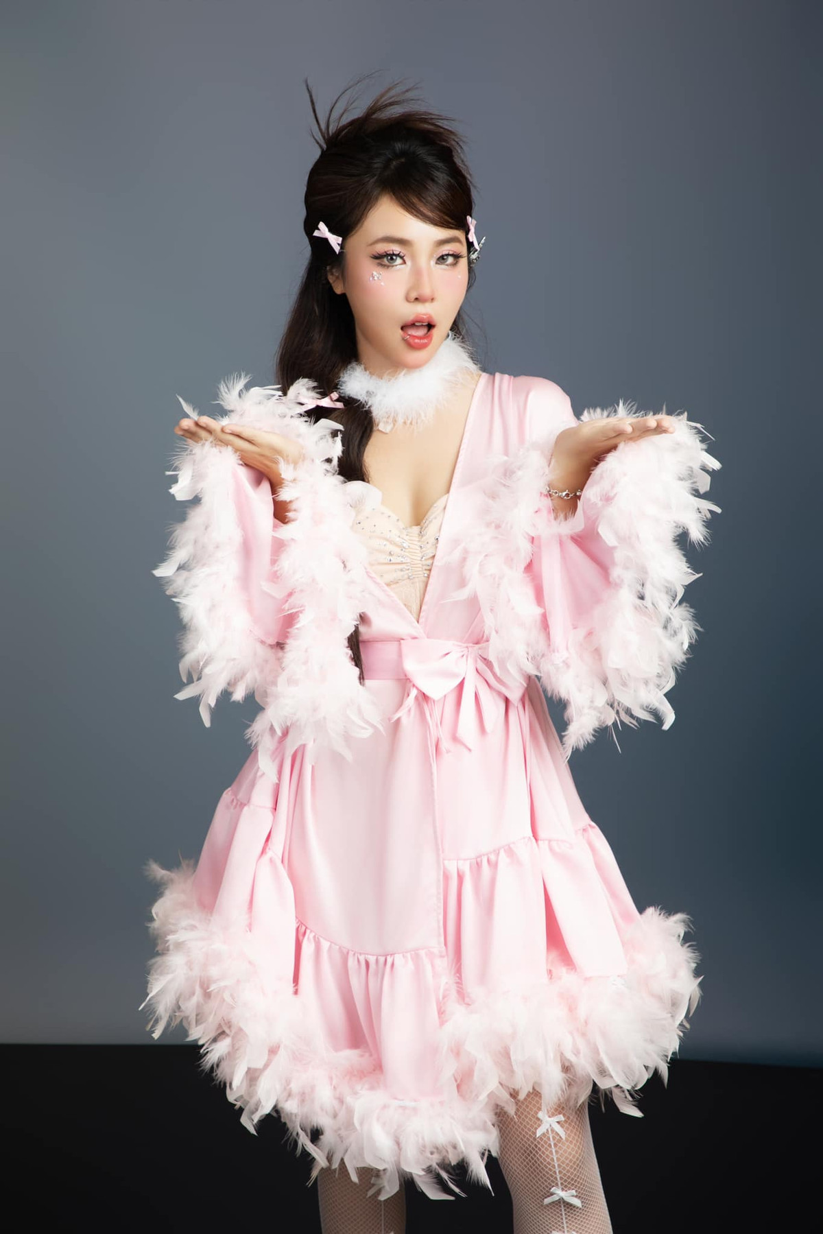 Bên dưới những bình luận tiêu cực này, "chị đẹp" MisThy được đa số dân tình bênh vực. Bộ phận này khẳng định, việc cô nàng dám bước ra khỏi vòng an toàn, thử sức với lĩnh vực mới mẻ, nhiêu đó đủ thấy cô nàng quyết tâm và nỗ lực nhường nào.