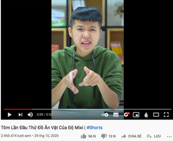 Trong số đó, clip Tik Tok Tôm La Cà “review” các món ăn vặt mà tiệm nhà Độ Mixi đang kinh doanh bất ngờ được “đào” trở lại.