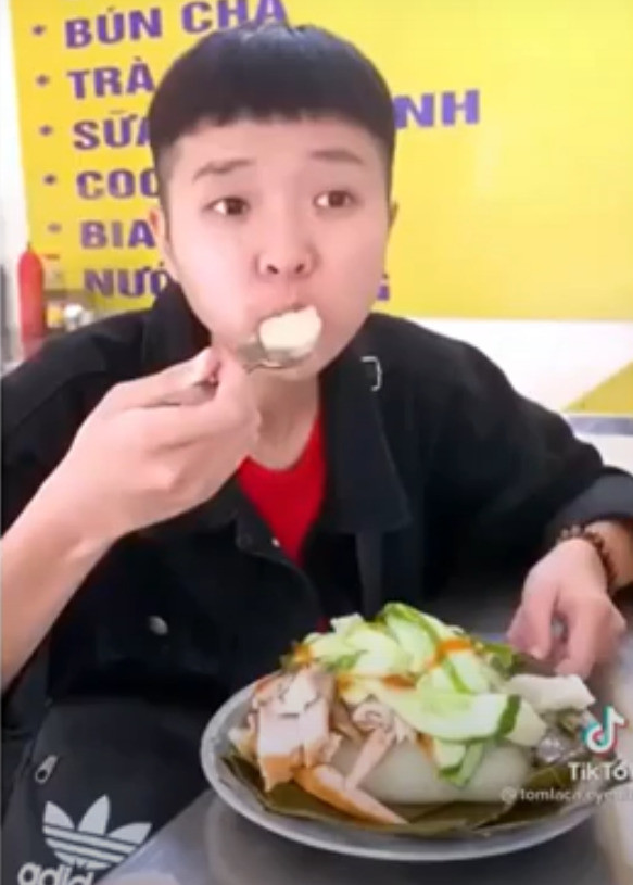 Đoạn clip kể trên hiện tại đây “gây bão” mạng xã hội với vô số bình luận liên quan.