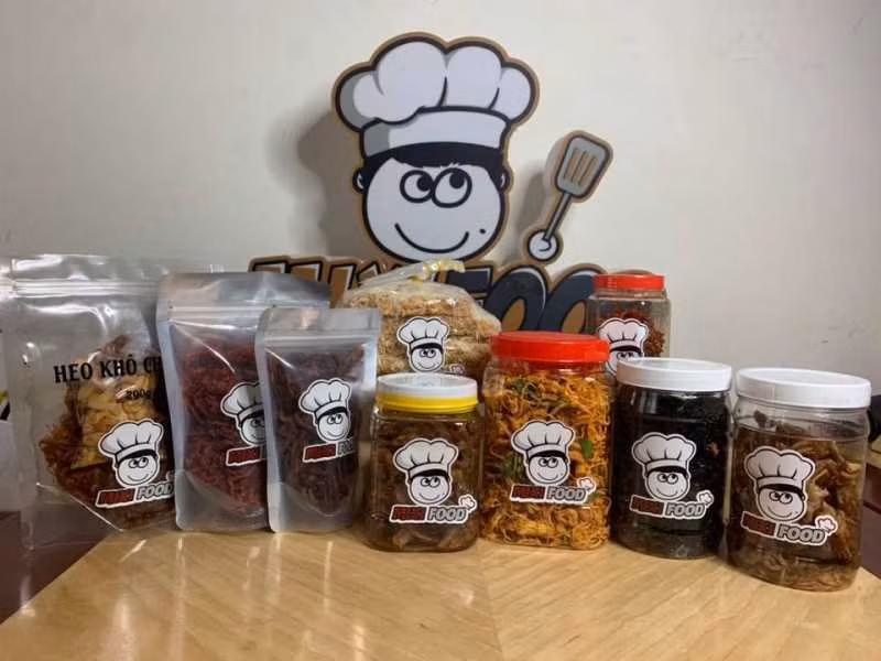 Đến khi thưởng thức khô gà lá chanh, TikToker này đưa ra đánh giá: “Thực sự là do quá ít lá chanh nên nó không thơm, thịt gà bình thường, ớt không có vị cay xíu nào.”