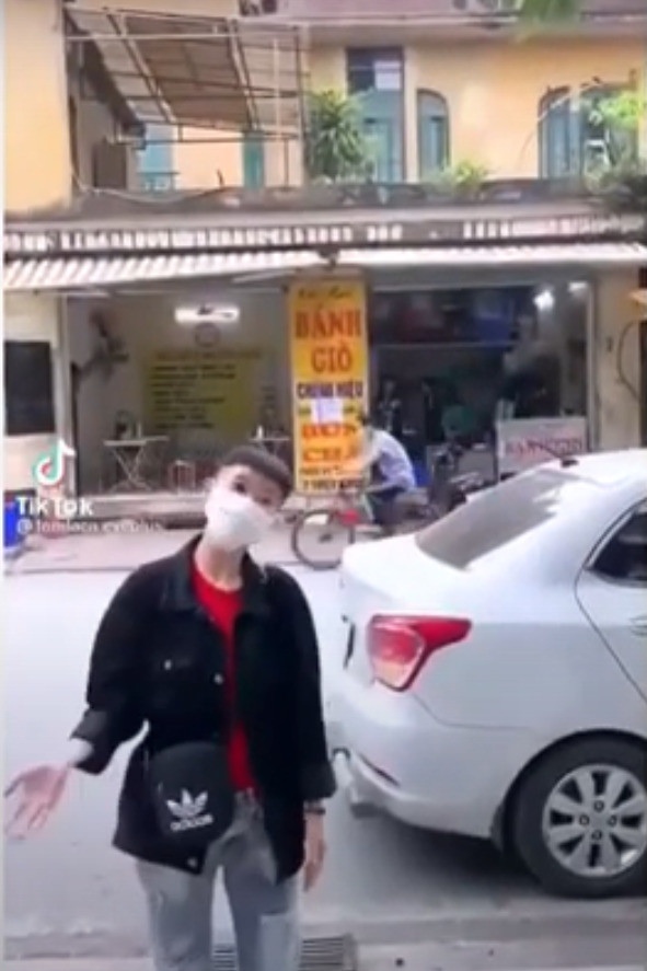 Kết thúc màn “review”, Tôm La Cà cho biết, bạn thân mình thấy so với trị thường các món đồ ăn của Độ Mixi bán giá khá là cao nhưng “chẳng có gì đặc biệt cả, cũng như nhau cả ấy mà.”