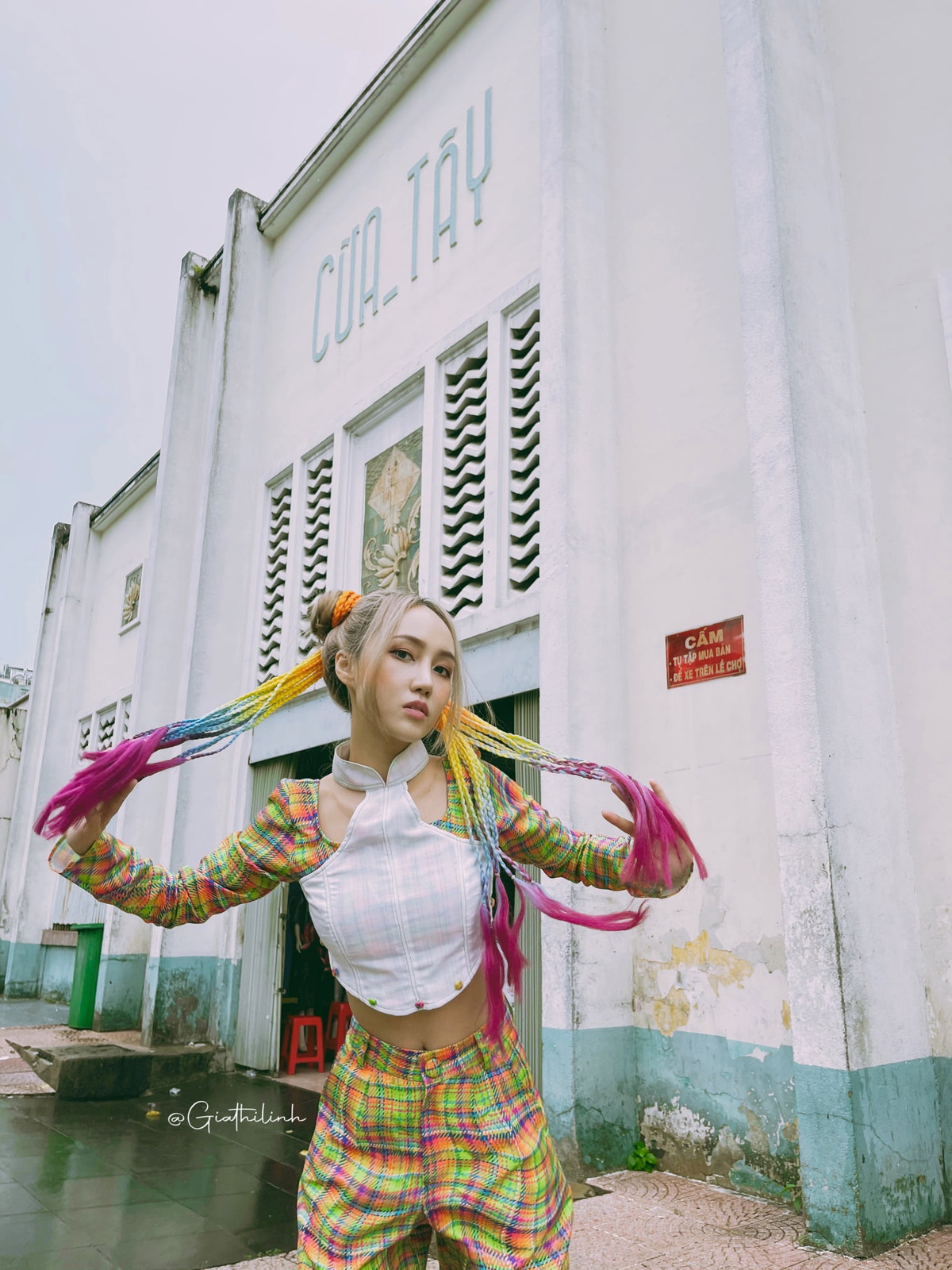 Dù hiện là một fashionista được rất nhiều người biết đến nhưng Gia Thị Linh vẫn cảm thấy bản thân rất bình thường. Cô cũng có những hỉ nộ ái ố, những nỗi lo cơm áo gạo tiền như bao người và những trăn trở vì đam mê ấp ủ còn chưa thực hiện được.