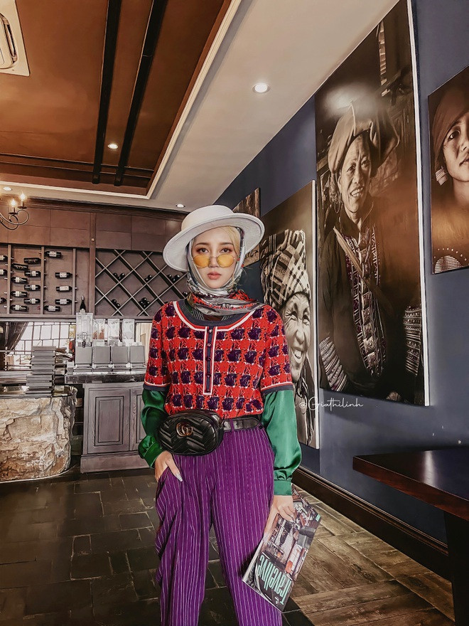 Trước khi được biết đến với kênh TikTok triệu người theo dõi, Gia Thị Linh từng là Thủ khoa đầu vào ngành Thiết kế thời trang, Á khoa đầu vào ngành Sư phạm Mỹ thuật của trường Đại học Sư phạm Nghệ thuật Trung Ương.