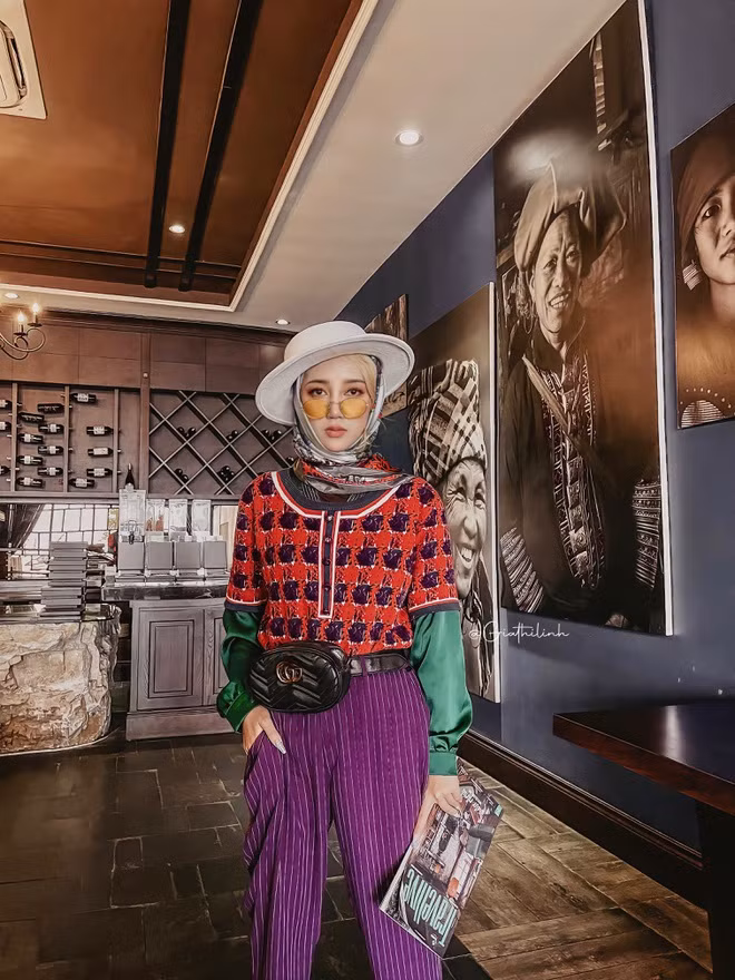 Trước khi được biết đến với kênh TikTok triệu người theo dõi, Gia Thị Linh từng là Thủ khoa đầu vào ngành Thiết kế thời trang, Á khoa đầu vào ngành Sư phạm Mỹ thuật của trường Đại học Sư phạm Nghệ thuật Trung Ương.