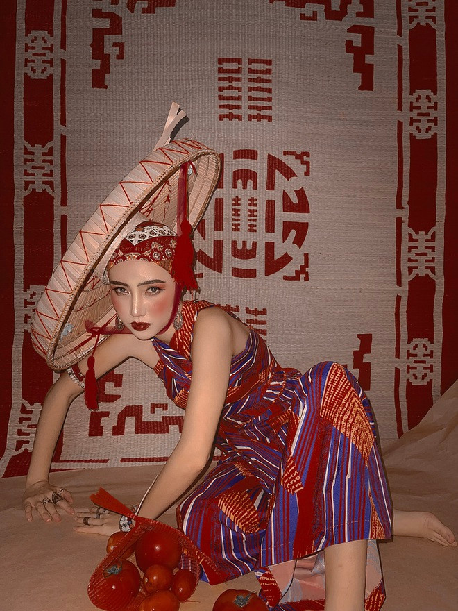 Trong lĩnh vực thời trang, Gia Thị Linh tự nhận mình một kẻ đa tình, vì cô lấy cảm hứng từ rất nhiều thứ và chưa từng cố hữu với điều gì.